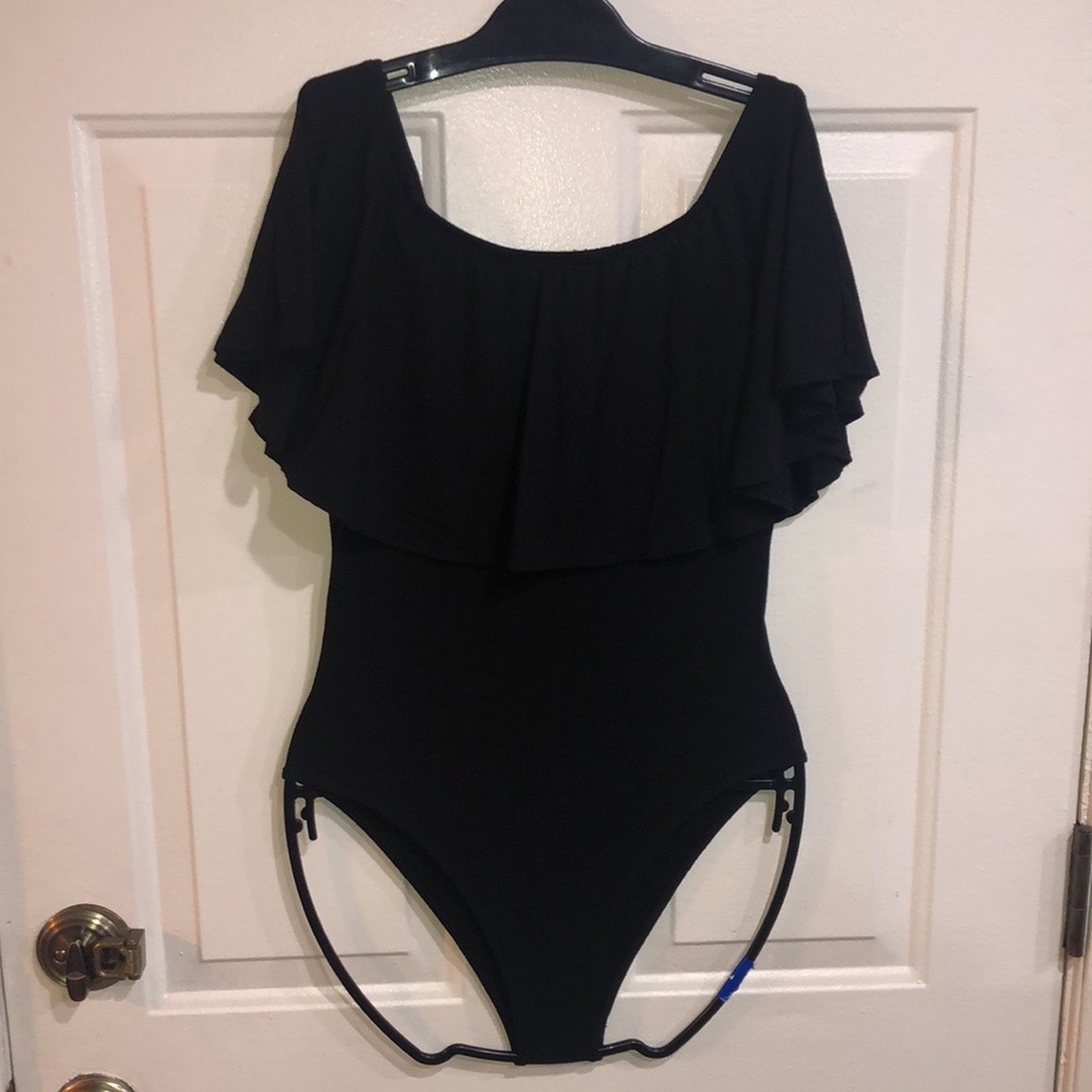 BLACK TOP WITH ADJUSTABLE SHOULDER SLEEVE.